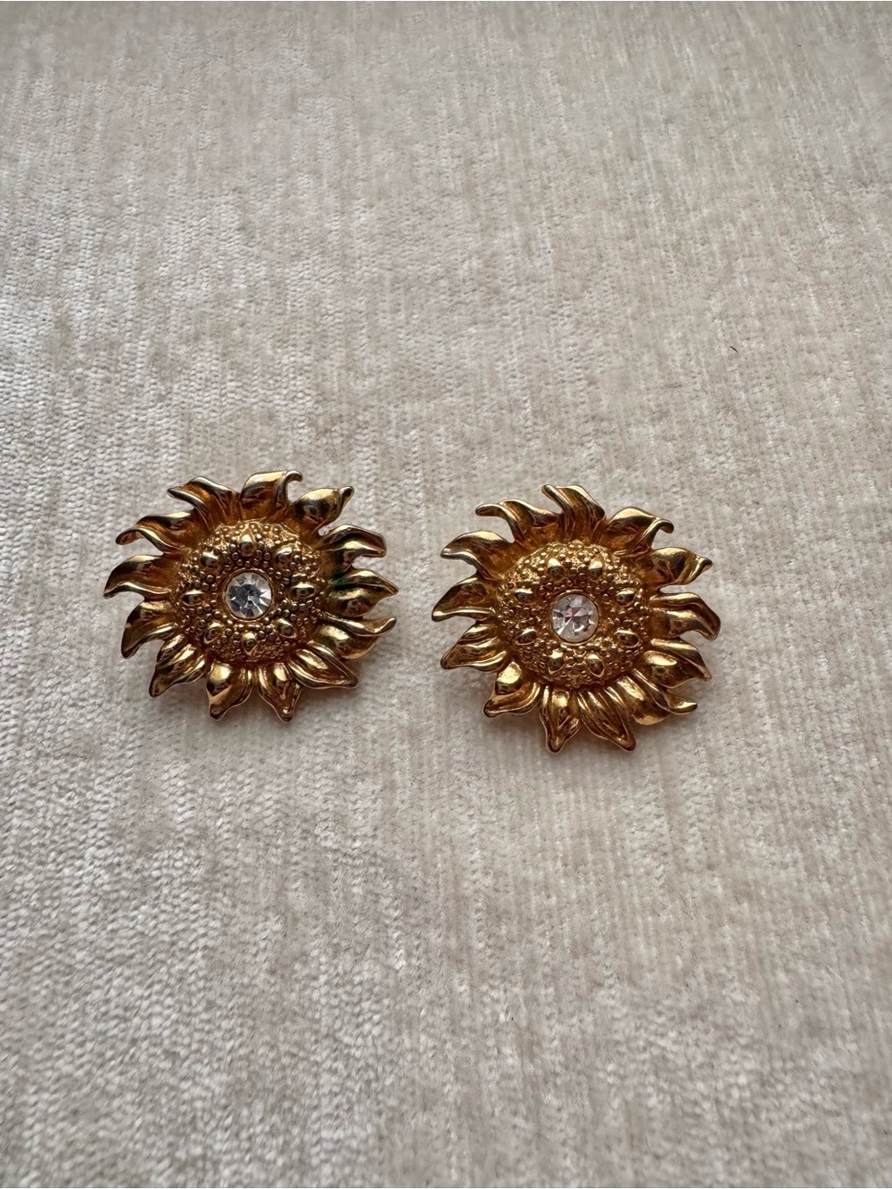 🛍️3/$35🛍️ Vintage Gold-Tone Sunflower Crystal Stud Earrings
